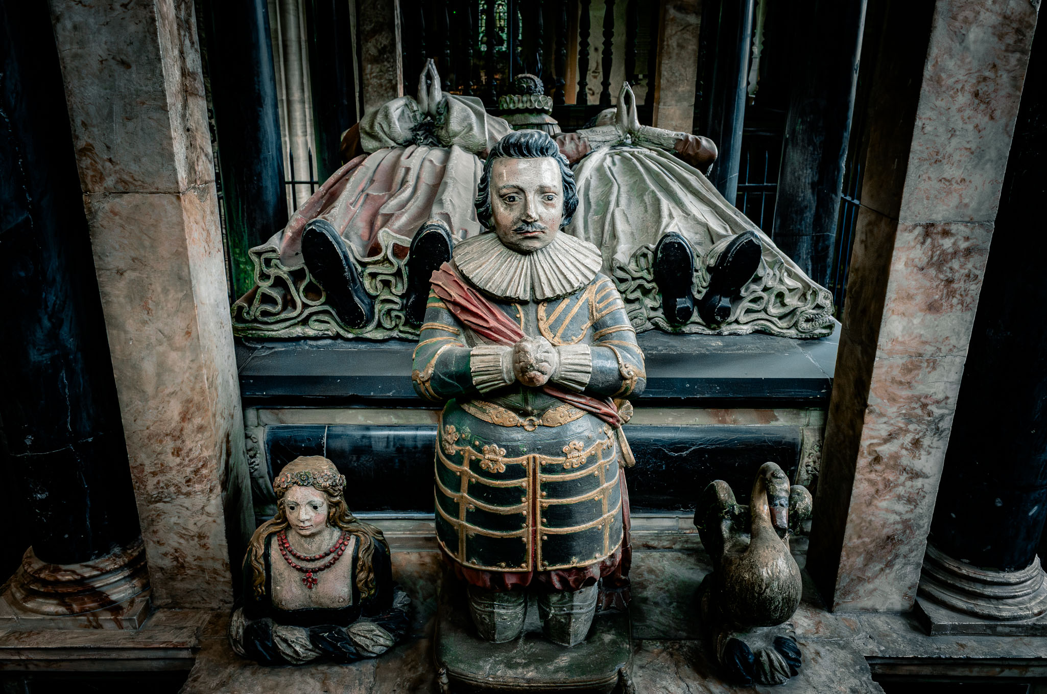 Effigies of Sir Lawrence and Elizabeth Tanfield with kneeling figures beneath, Burford.
