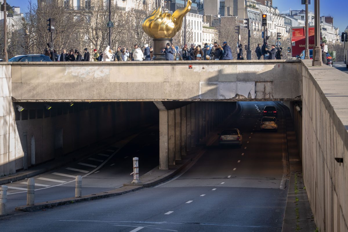 View of the road entering the Pont de l'Alma tunnel with the Flame of Liberty visible above.